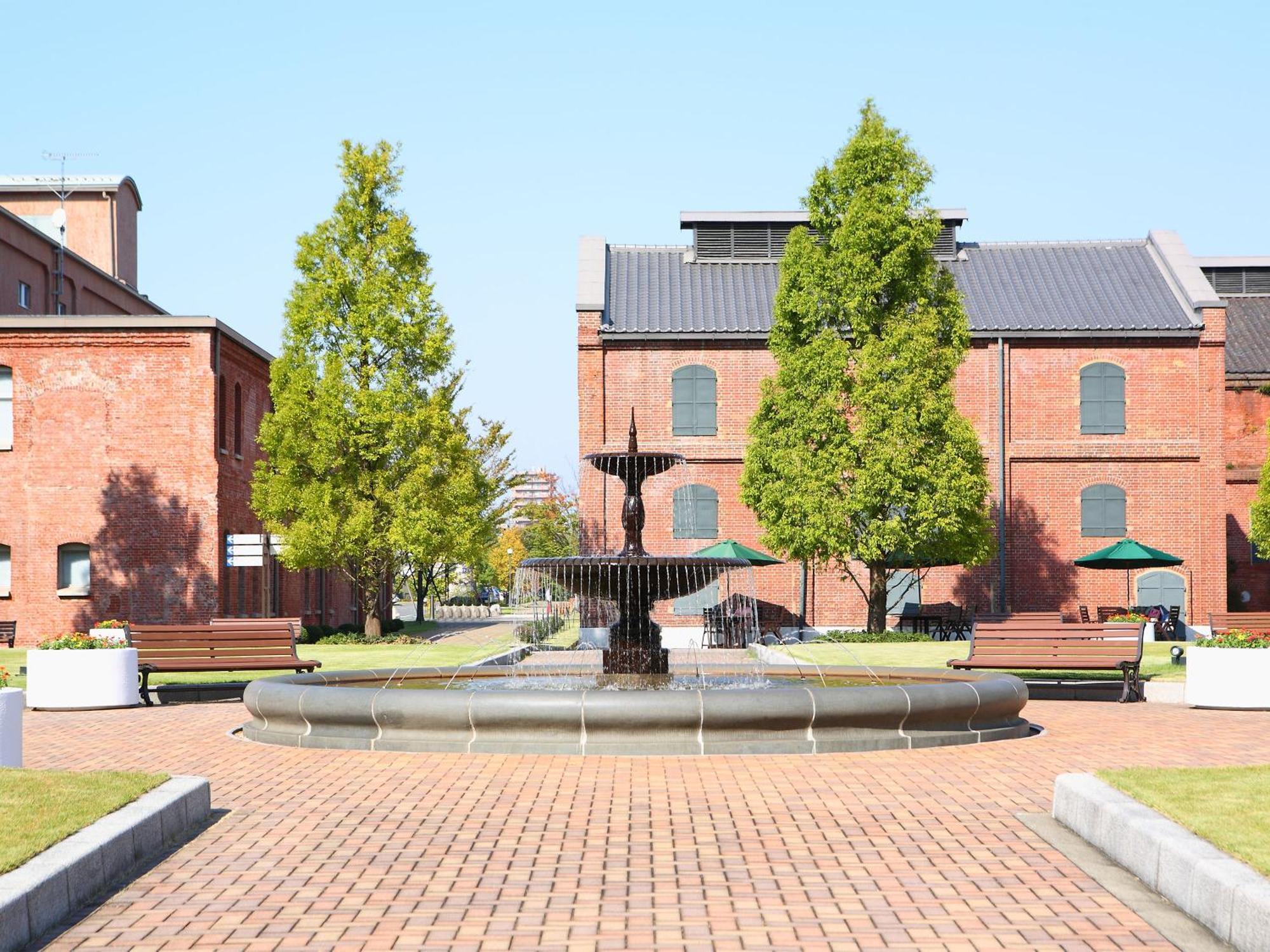 Nagoya Kanko Hotel Nagoia Exterior foto Fountain at the center of the campus